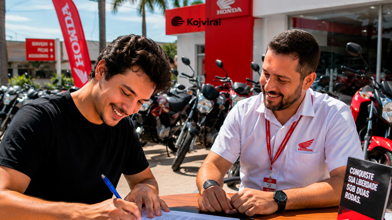 Financiar moto com nome sujo: caminhos reais, bancos que podem aprovar e como aumentar suas chances